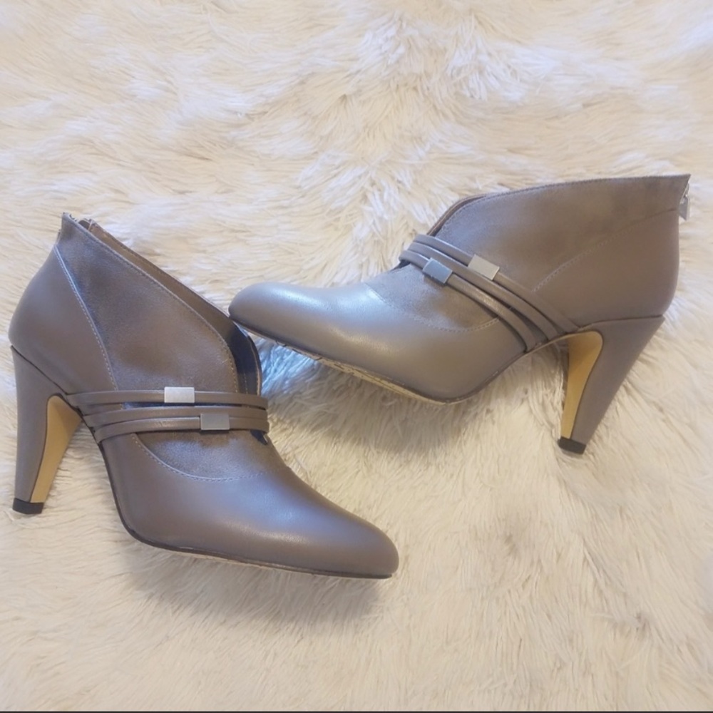 NWOT Bella Vita Ankle Boots Size 9